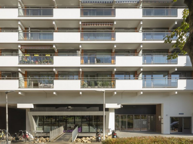 Renovatie Molenwei in Heerlen, ritmische balkons en vernieuwde kozijnen.