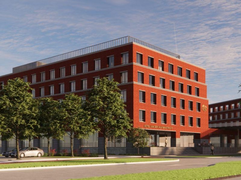 Impressie Van der Valk Maastricht-Maas: hoekgebouw in rode baksteen met entree aan plein.
